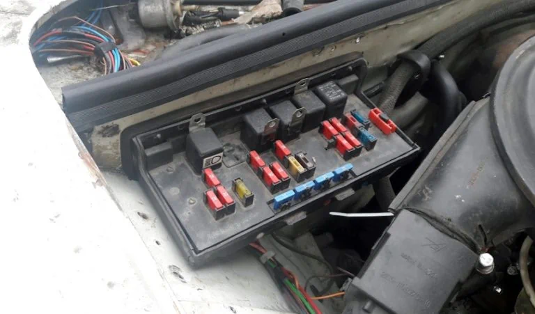 2105 блок предохранителей  расположен