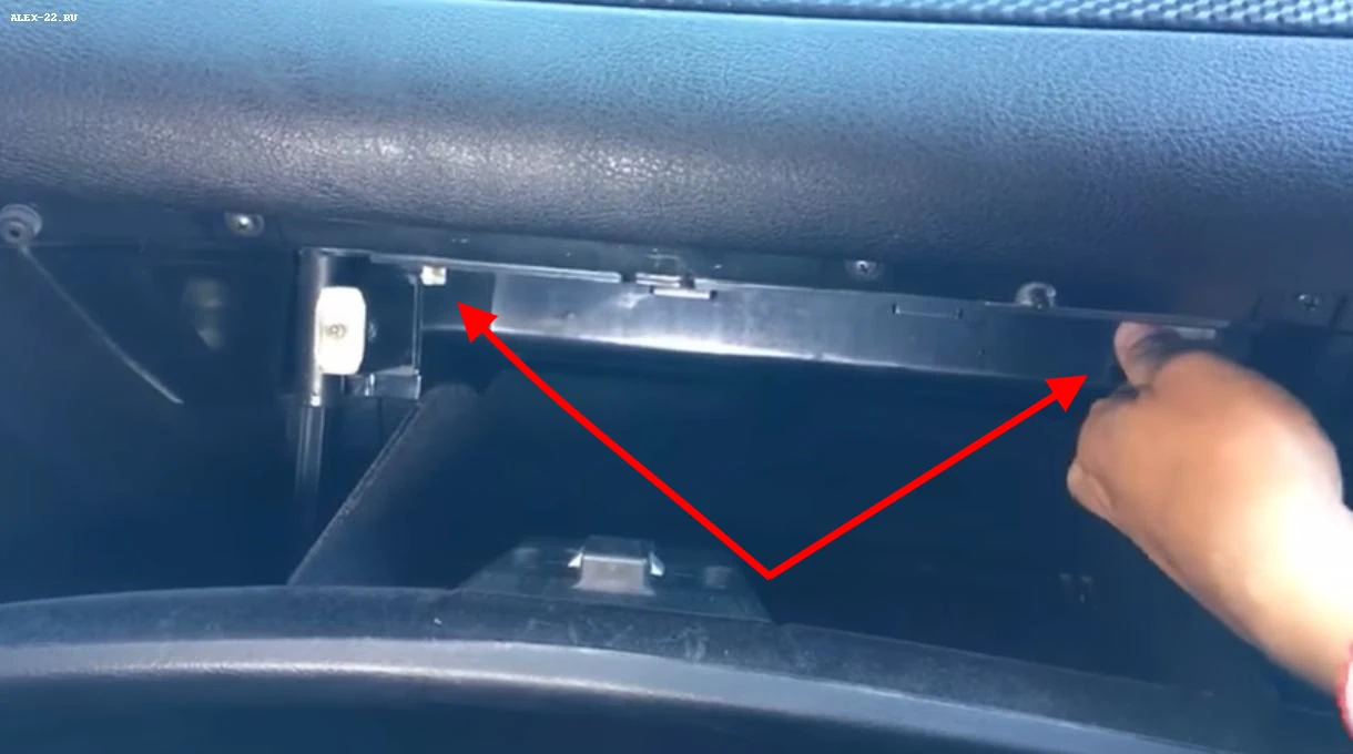 как открыть блок предохранителей в салоне Е46