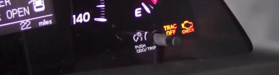 тойота камри горит чек