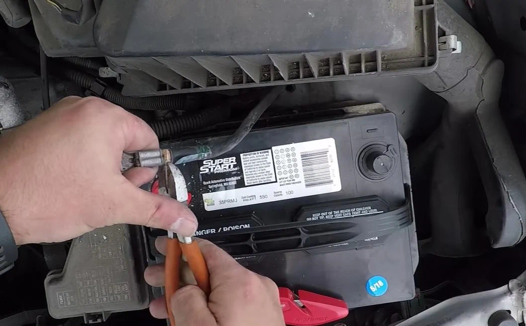 отрезаем старую минусовую клемму