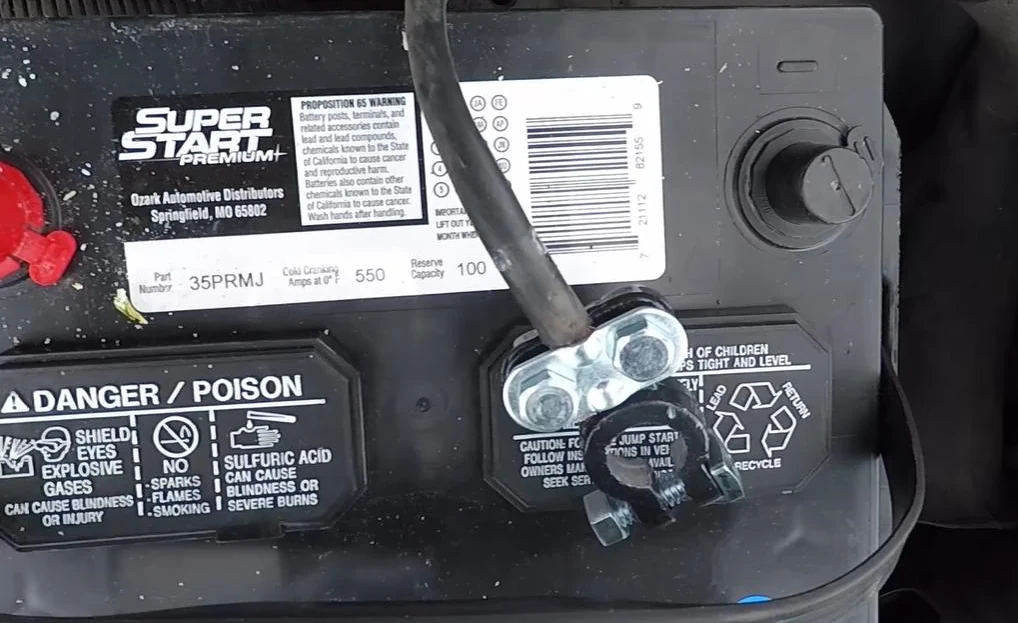 установленная новая клемма аккумулятора