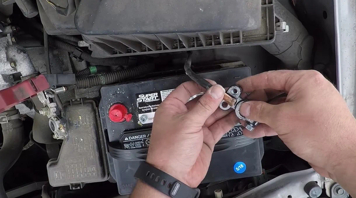 rav4 моторный отсек со снятым пластиком 