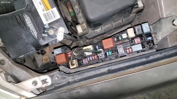 toyota corolla 120 fuse block hood location, блок предохранителей под капотом расположен в королле 120, алексе, рунксе