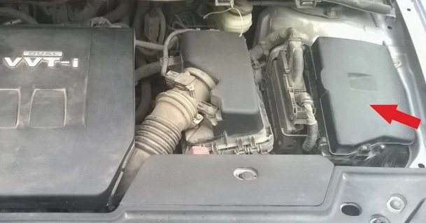 toyota corolla 150 fuse hood location, Расположение предохранителей под капотом в королле 150, аурис