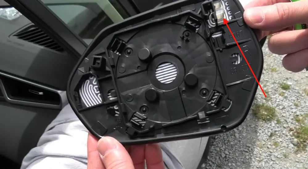 toyota corolla 2019 разъём подогрева зеркала