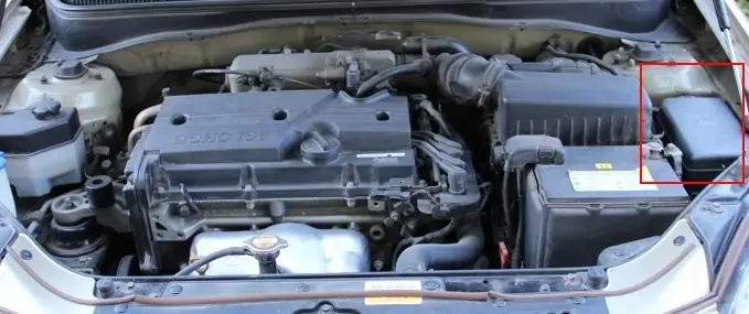 Киа Рио 1 поколения, Предохранители под капотом