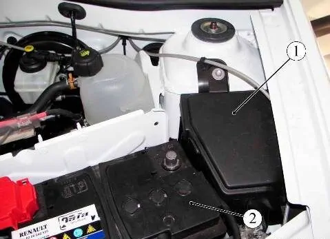 Блок предохранителей и реле под капотом у ларгуса расположен