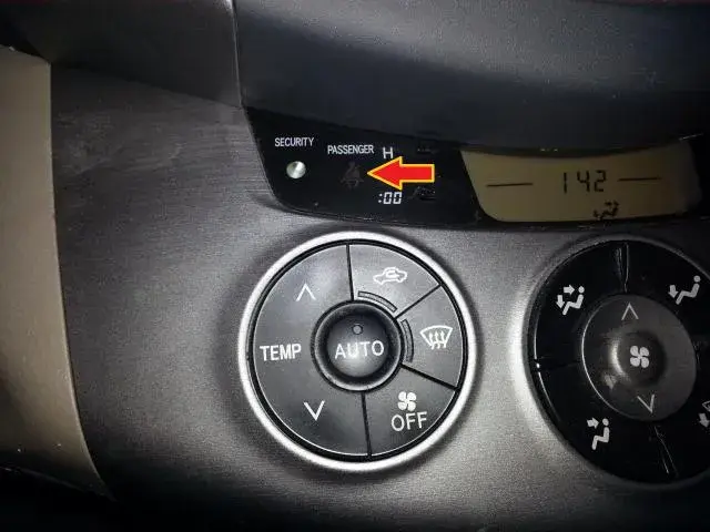 toyota rav4 мигает значок пассажирского ремня