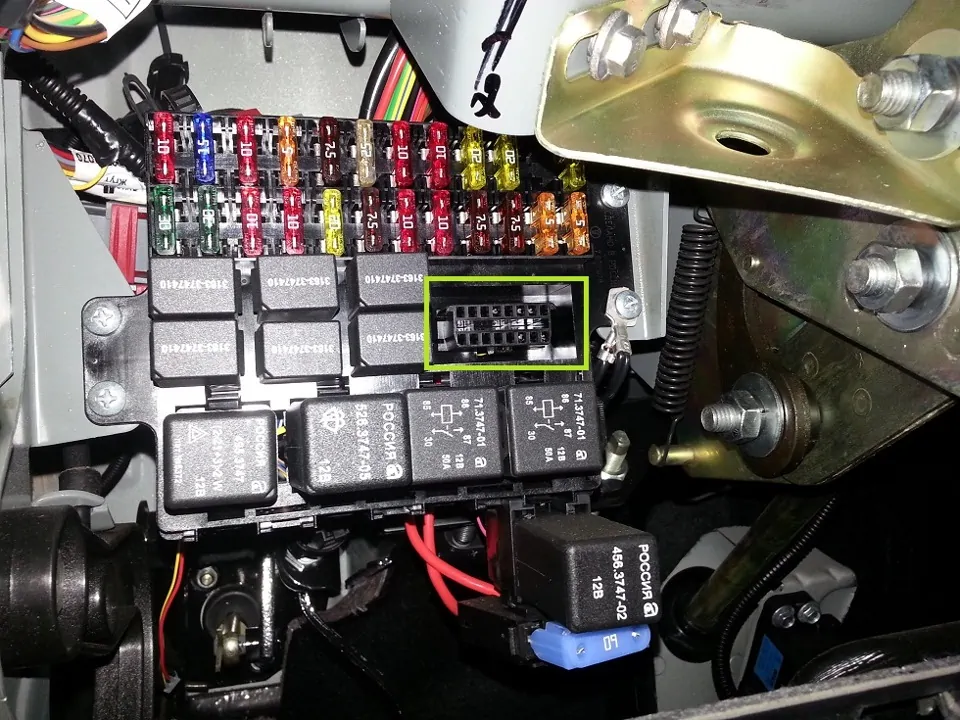 Расположение диагностического разъёма уаз патриот 011, 2012, 2013, 2014, 2015, 2016, 2017, 2018, 2019, 2020, 2021, 2022