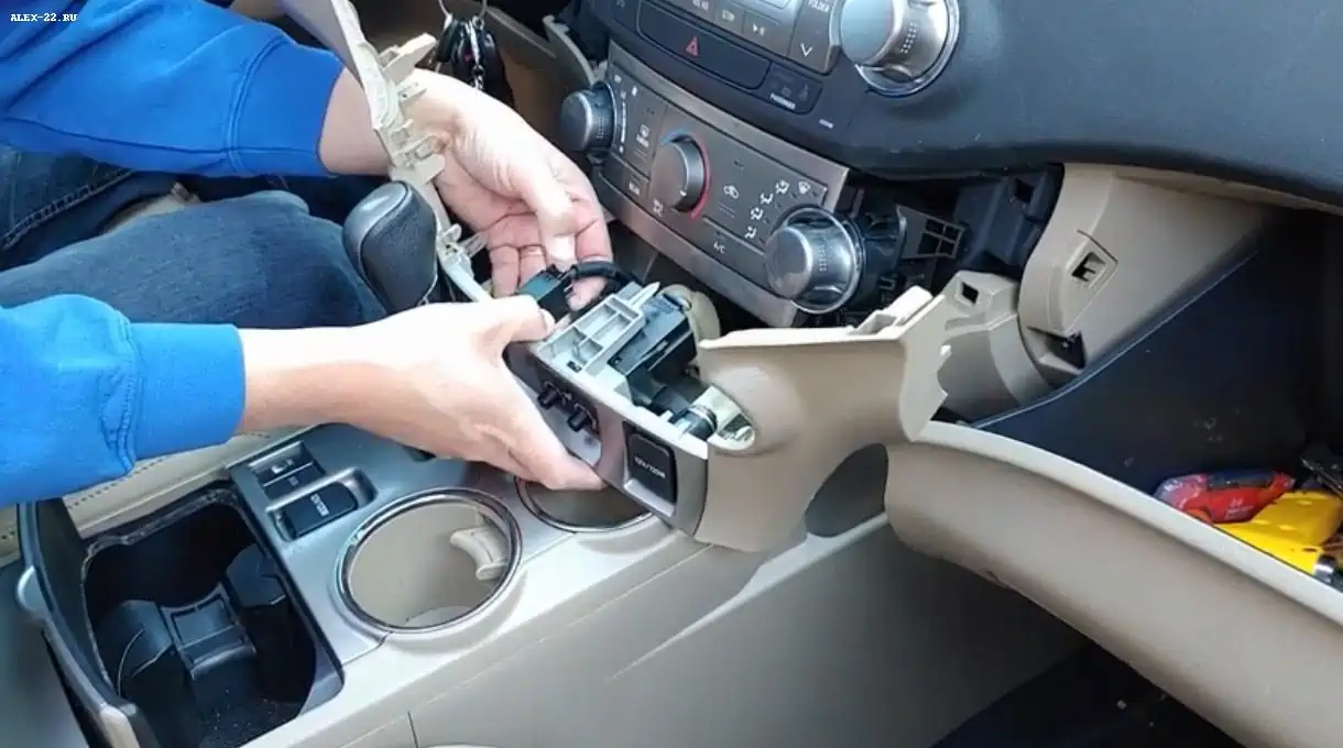 хайлендер снимаем разъёмы прикуривателя и подогревов сидений