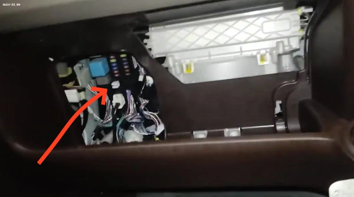 toyota passo fuse pulley location, съёмник предохранителей где находится