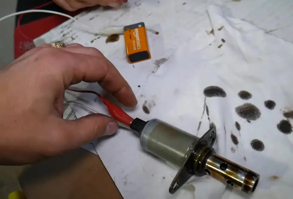 клапан соленоид vvt Фольксвагена проверяем батарейкой